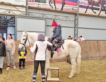 В Новороссийске организована экскурсия в конно-спортивную школу для детей, состоящих на учете