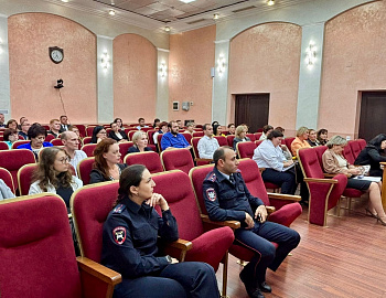 В Анапе на очередном заседании муниципальной комиссии по делам несовершеннолетних обсудили один из ключевых вопросов – организация учета детей, подлежащих обучению