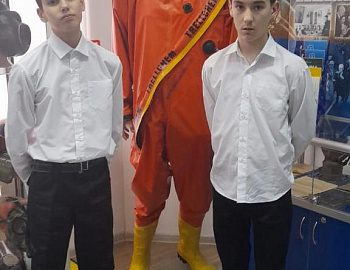 Воспитанники районных центров для несовершеннолетних посетили краевую пожарно-техническую выставку МЧС России
